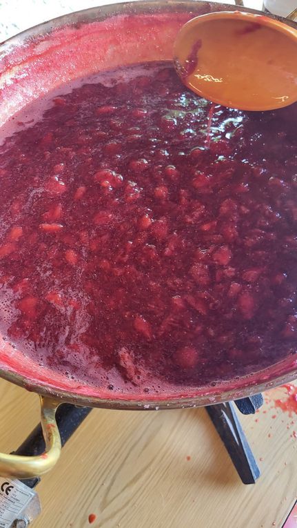 La classe de C.P et de M.S /G.S ont réalisé cette recette de   confiture de fraises ensemble.