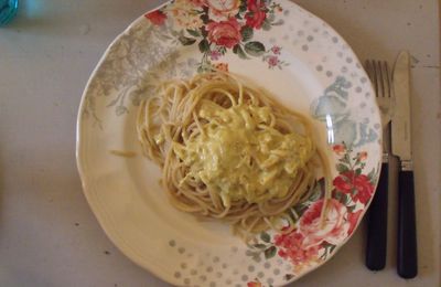 Spaghettis surmontés de leur sauce jaune crémeuse