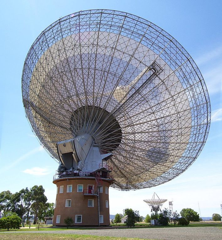 Radiotélescopes : Arecibo (305 m de Ø, Porto Rico), Green Bank (100 m de Ø, Australie), Parkes (64 m de Ø, Virginie, USA)