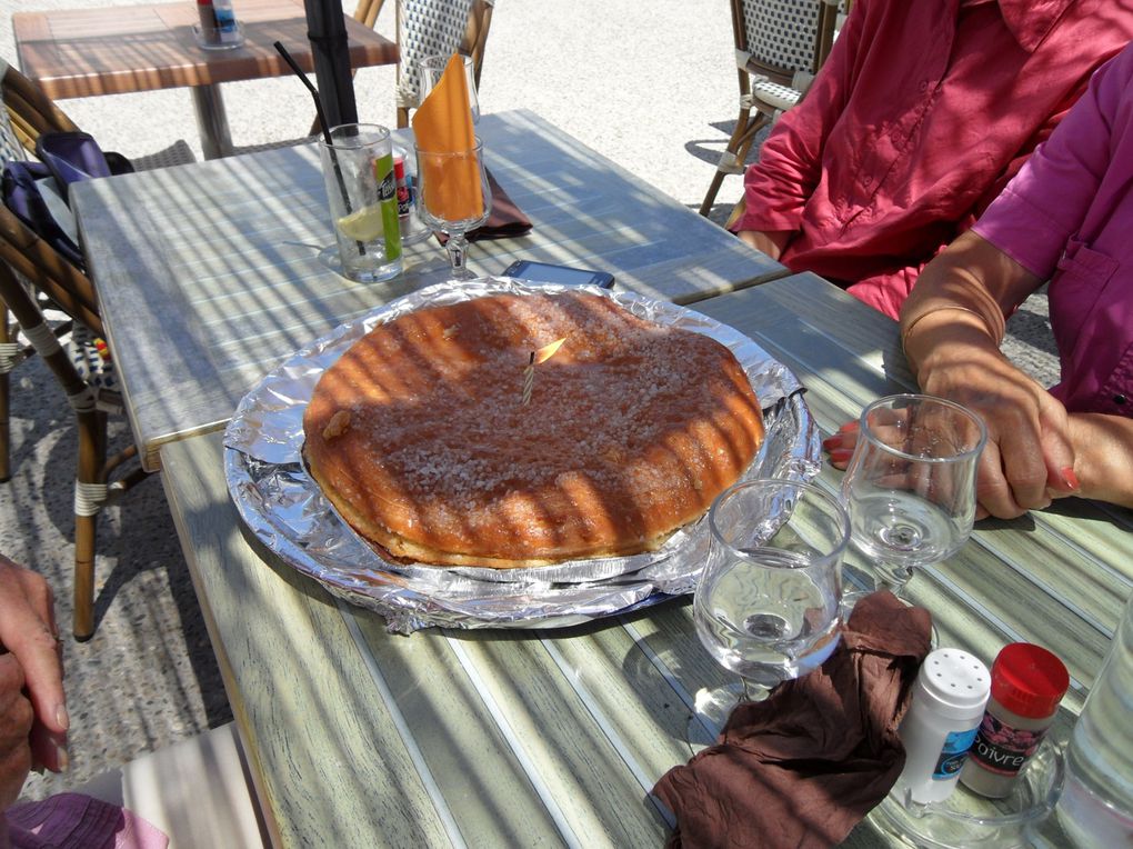 L'Oustaou aux Sablettes: les pieds (seulement!) sous la table!