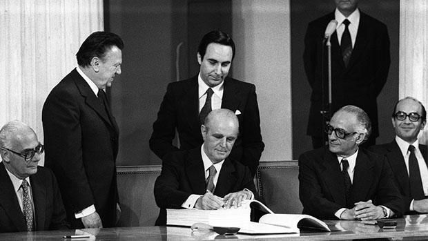 1979 :  Zappéion, le 28 mai, Konstantin Karamanlis signe les documents d'adhésion de la Grèce aux Communautés européennes. L'adhésion sera effective en 1981.