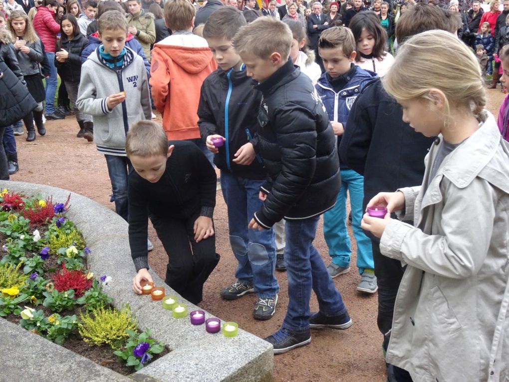 les élèves déposent les flammes du souvenir