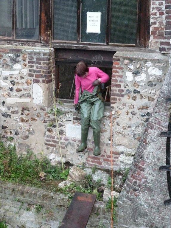 démontage des cercles, cornières, meulage des boulons oxydés sur la roue, décapage, peinture