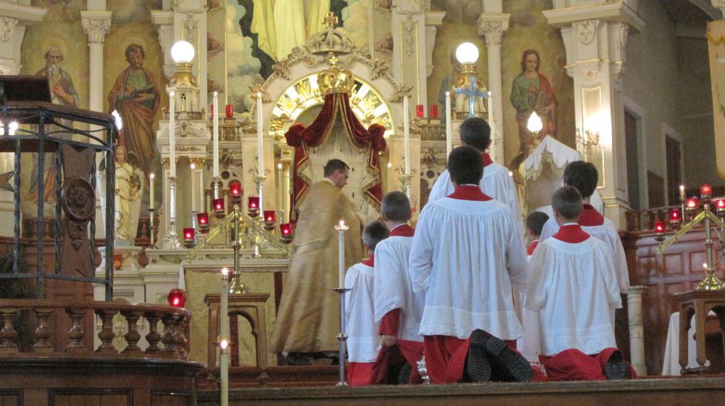 Ce dimanche 6 juin 2010, dans le quartier entourant l’église Saint-Zéphirin- de-Stadacona de Québec, avait lieu la traditionnelle procession de la Fête-Dieu où le Saint-Sacrement est porté en triomphe en voici quelques images.