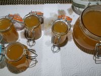 2 - Verser la gelée dans des pots à confiture préalablement lavés et stérilisés. 