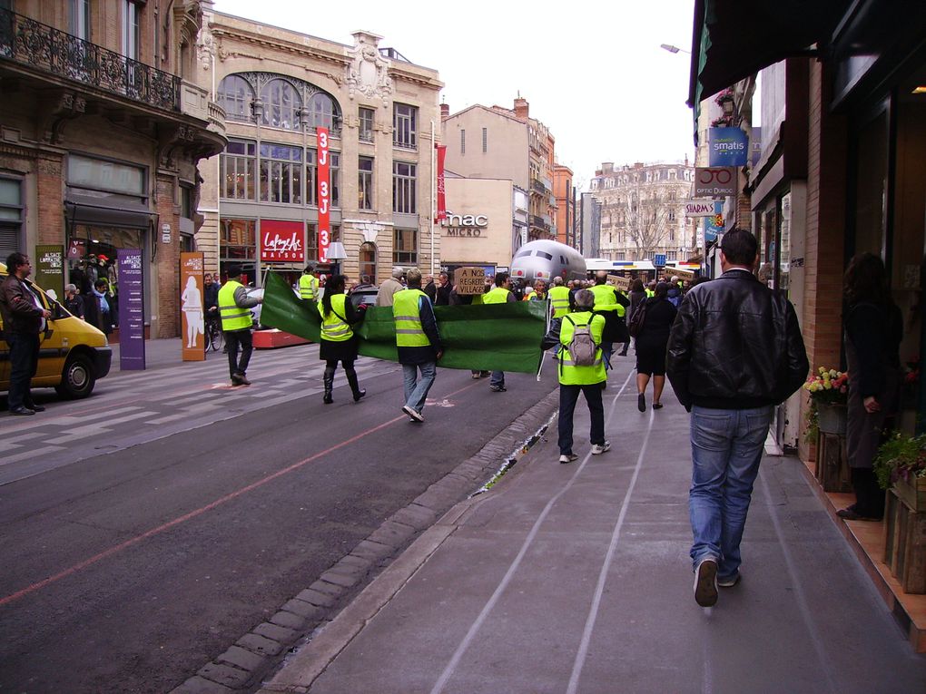 Manifestation du Collectif Union pour la Sauvegarde des Villages devant la gare Matabiau à Toulouse le 20 mars 2010