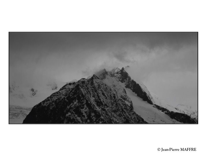 D'une longueur de 24 km, et d'une superficie de 86,6 km2 le glacier d'Aletsch est le plus grand des Alpes. D’une beauté saisissante il offre un spectacle grandiose. On ne peut que succomber à la fascination de cet immense fleuve de glace.
