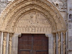 Arrêt-buvette et visite à Sangüesa. fronton de l'entrée.