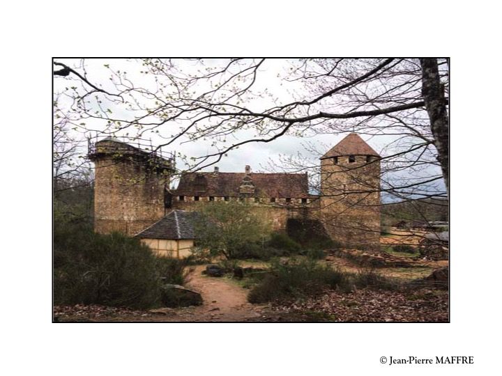 Un château fort construit actuellement avec les outils et le savoir-faire du moyen âge. Avec toute mon admiration et mon respect pour tous les “œuvriers“ de Guédelon.