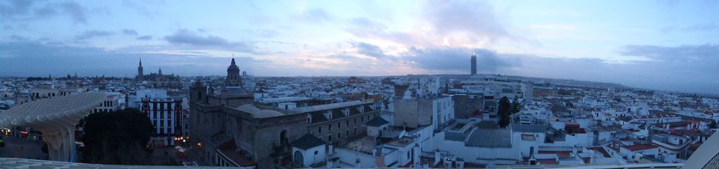 seville,4 jours pass'e là bas.Surment une ds plu beles viles que j'ai visité,où que l'on pose les yeux on en prend plein la vue.Le climat etait meilleur,ben qu'humide, ce qui m'aura permis de profiter de la ville au maximum.