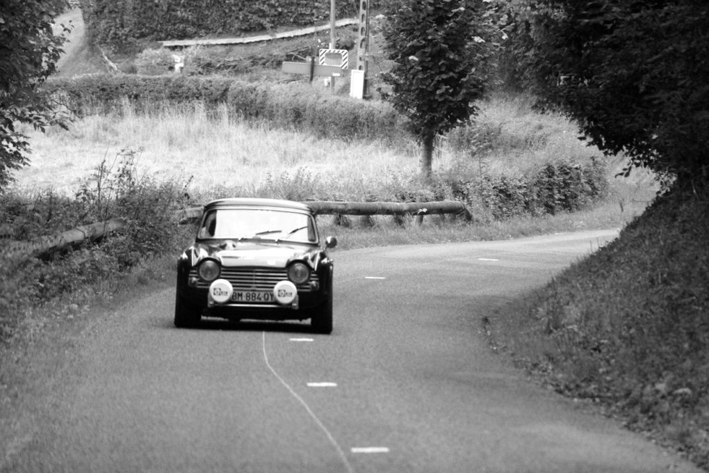 rallye cartoraphique artois lys 2012
la grange au damier st venant anciennes mg porsche alpine ferrari r8 simca alfa caterham lotus