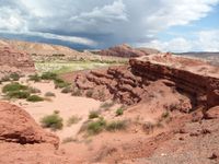 La réserve naturelle de la Quebrada de las Conchas , aussi connu comme la Quebrada de Cafayate est située dans la Valles Calchaquíes dans la province de Salta , au nord de l'Argentine , très proche de la ville de Cafayate . Dans la quebrada coule la rivière de las Conchas où on trouve la trace de la route nationale 68 , qui relie la ville de Cafayate à Salta. Sur le chemin, nous pouvons apprécier une grande variété de paysages et de reliefs, et de couleurs qui se dressent entre la Garganta del Diablo et l'amphithéâtre de roches sédimentaires rougeâtres. La reserva natural Quebrada de las Conchas o también conocida como Quebrada de Cafayate se encuentra ubicada dentro de los Valles Calchaquíes, en la provincia de Salta, norte de la República Argentina, muy cercana a la localidad de Cafayate. Por la quebrada y dentro de la reserva discurre el río de las Conchas donde se encuentra la traza de la Ruta Nacional 68, que une la localidad de Cafayate con la ciudad de Salta.  En el recorrido podemos apreciarse paisajes de colores muy variados y geoformas de gran variedad entre las que se destacan la Garganta del Diablo y el Anfiteatro de rocas sedimentarias rojizas.