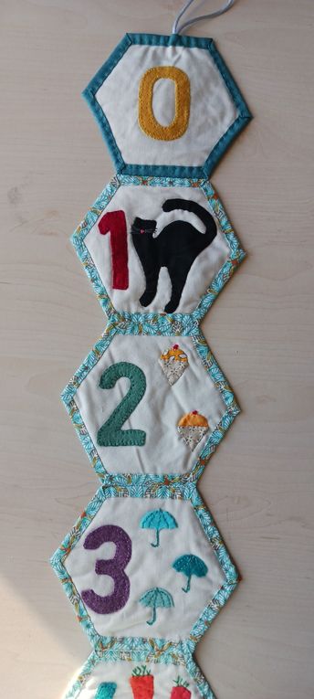 Chaque chiffre en feutrine est appliqué au point de feston. 