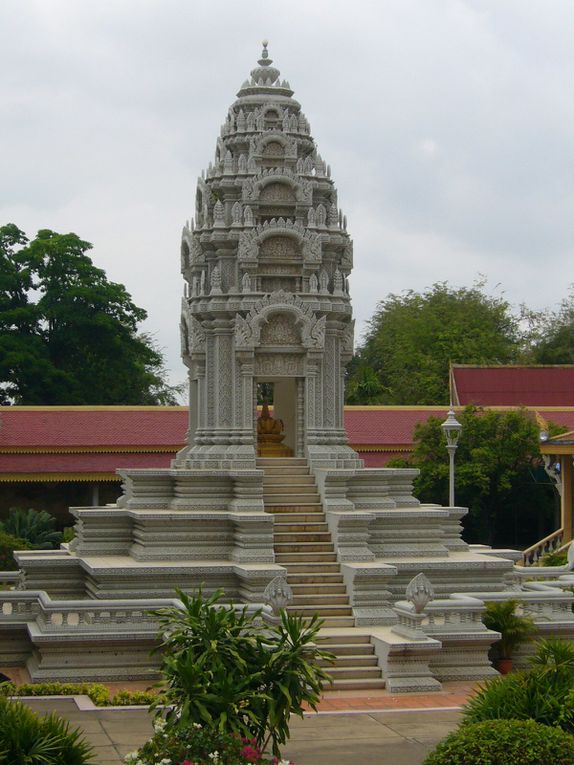 Une visite dans Phnom Penh, remarquable capitale du Cambodge. Au hasard des rues et des rencontres, j'ai photographié des lieux, des monuments et des personnes (avec leur autorisation toujours), des temples et des Bouddhas, la nature exubérante sou