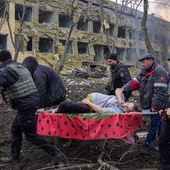 La photo de cette Ukrainienne, décédée avec son bébé lors du bombardement de la maternité de Marioupol, élue 'photo de l'année'
