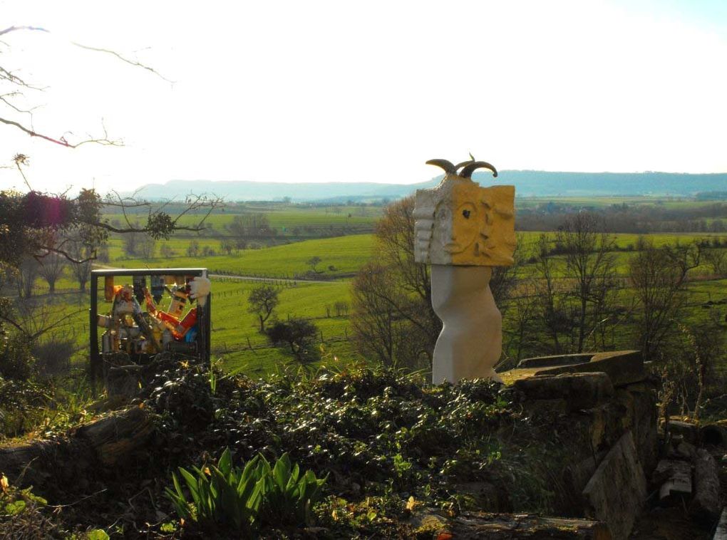 TOTEM = Sur le sentier des Arts à Tantimont dans les Vosges entre Nancy et Epinal, A l'atelier d'Art animé par Wafa au travers de SHOWYOU vous rencontrerez le GARDIEN DU DOMAINE en compagnie du PETIT PEUPLE sous le regard de la SAINTE FAMILLE!