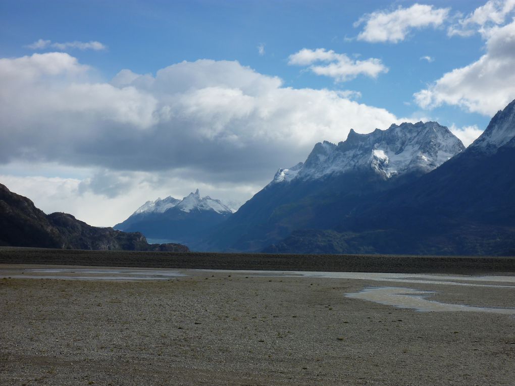 Et voilà l'album du Chili. Il vous permettra de découvrir tout ce que propose le Chili: la montagne, les glaciers, la mer, la ville, etc... Enjoy!!