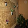 plante mural, bambou et petite plantes avec pot en métal accroché avec un fil de fer