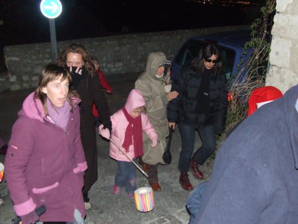 Vendredi 14 Décembre 2008
Le Père Noël nous a fait la surprise de venir accompagné de la Mère Noël et en caleche.