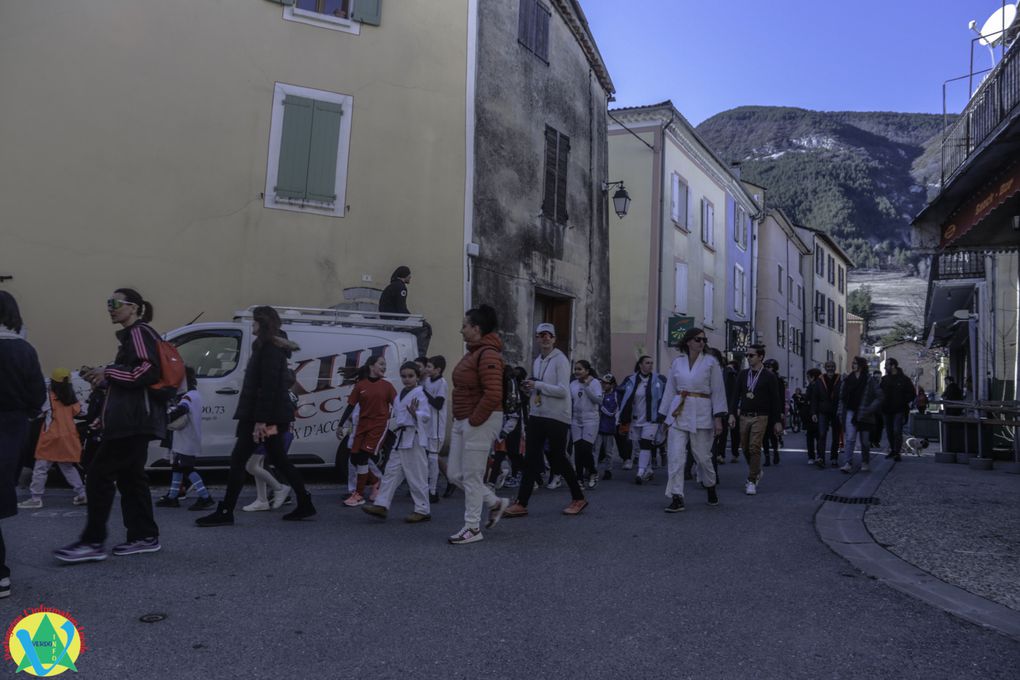 Carnaval des écoles à Saint André les Alpes : un défilé haut en couleur sur le thème des Jeux olympiques.