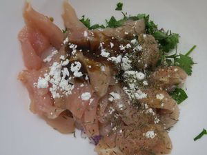 Emincés de poulet mariné à l'oignon, huiles et sauce yakitori et riz basmati