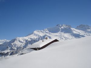 La brêche de Prarozan et le lac de Roselend surmonté par le Roc du Vent