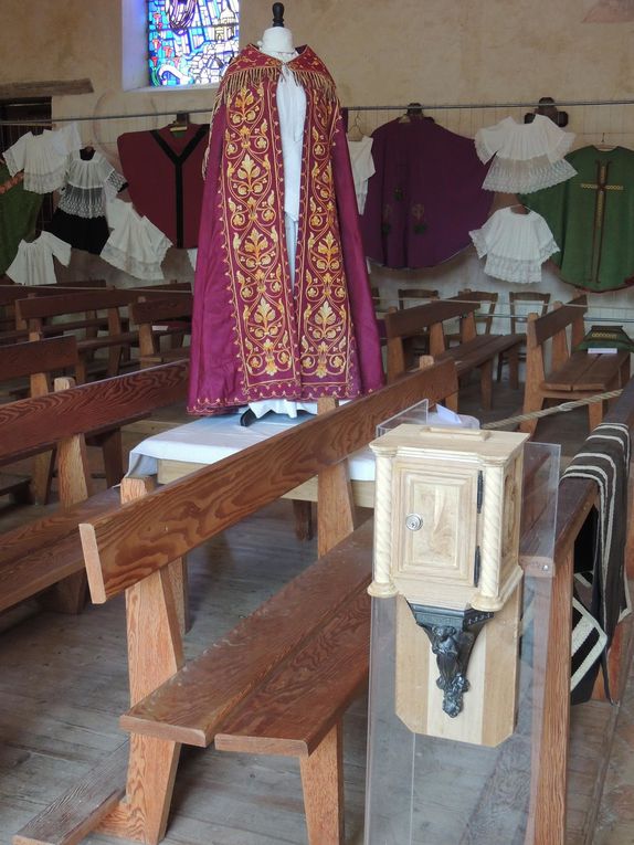 Exposition des vêtements, linges d'autel et broderies liturgiques