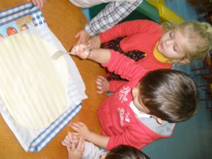 Maternelles - La galette des rois pour les anniversaires de Loukas et Albin