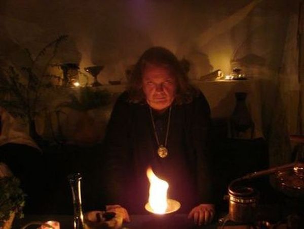 Honorius l'alchimiste à la recherche de la pierre philosophale et de l'élixir de longue vie