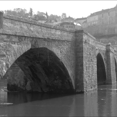 Vieux Pont , Terrasson-Lavilledieu ( Dordogne 24 ) A