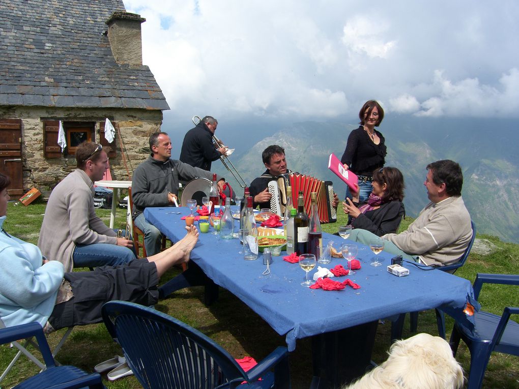 Répétitions chez Serge et Sophie, chez Marjo et Xavier, à la grange de Tinou et Philou   ou carrément en pleine montagne, rien ne nous arrête !