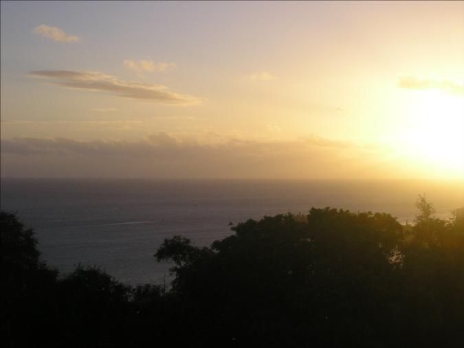 Coucher de soleil sur Nouméa du mont Ouen Toro. Le soleil réchauffe votre visage, un légère brise caresse votre peau. Ouvrez grand les yeux et profitez. 