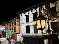 Un délicieux condensé de ce musée Newar à ciel ouvert...un petit village situé en haut d'une crête avec une rue principale piétonnière ornée de vieilles maisons traditionnelles colorées, certaines reconverties admirablement en café ou Lodge...c'est tout petit mais c'est incroyable de charme, d'inventivité et d'énergie....on a même rencontré un indien écrivain scénariste de film, qui restait là quelques jours pour élaborer et écrire un scénario...l'endroit est étonnant car la paix veille dans ce village et tout autour les montagnes semblent le protéger, la vie et le quotidien y sont  apaisants. Je serai bien resté d'ailleurs quelques jours de plus pour découvrir la région !!!