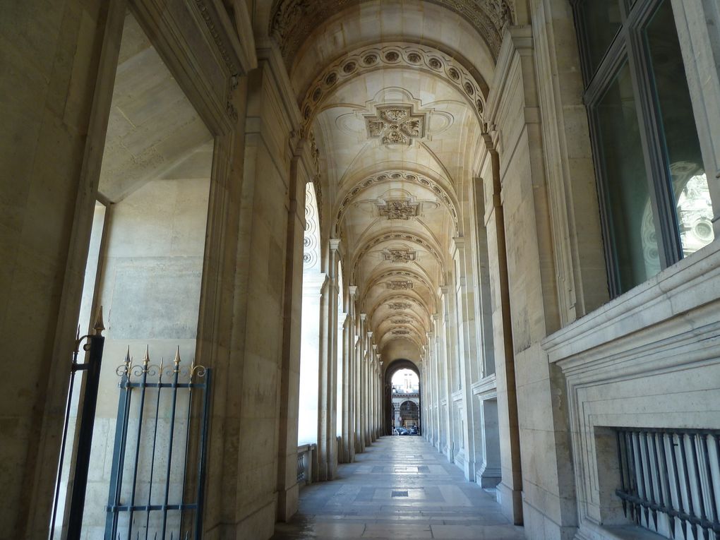 Le Louvre et ses pyramides. La victoire de Samothrace restaurée.