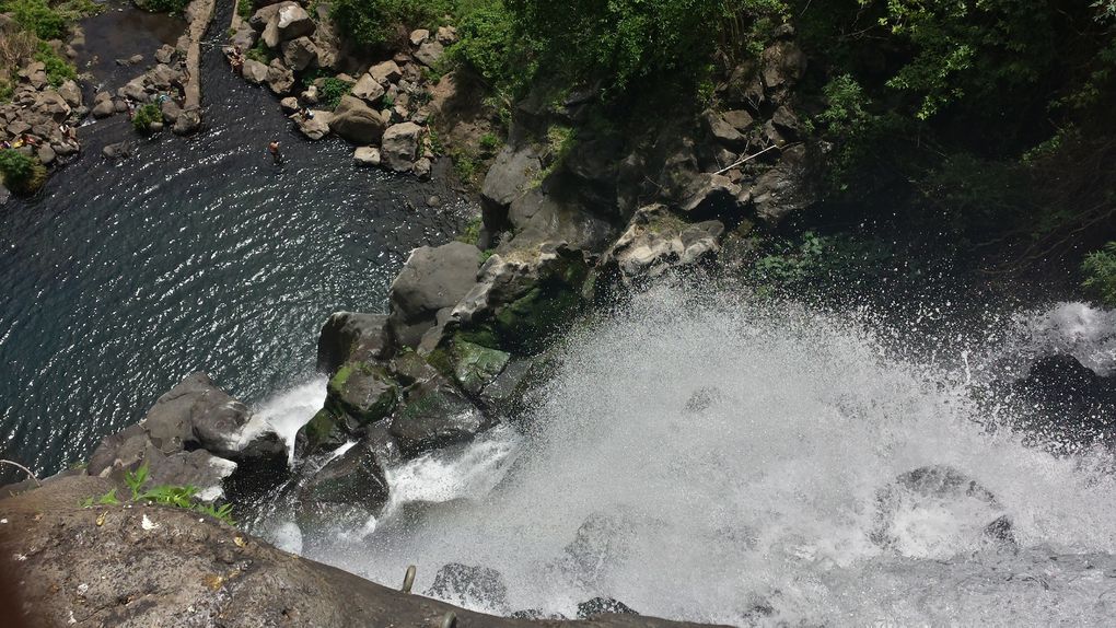 Petite marche tranquille et agréable pour arrivée à la Cascade Cormoran, juste superbe, eau fraîche, pierres pour s'asseoir et se lézarder au soleil, et arc-en-ciel en prime ^^ On a vraiment apprécié l'endroit.