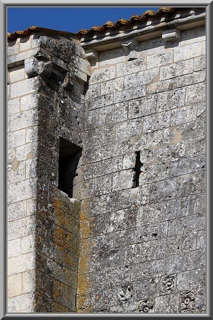 Diaporama église fortifiée de Pérignac (Charente Maritime)