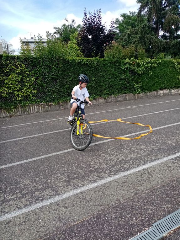 Quelques photos de nos entraînements vélos au stade avant nos exploits sur le bord du canal !