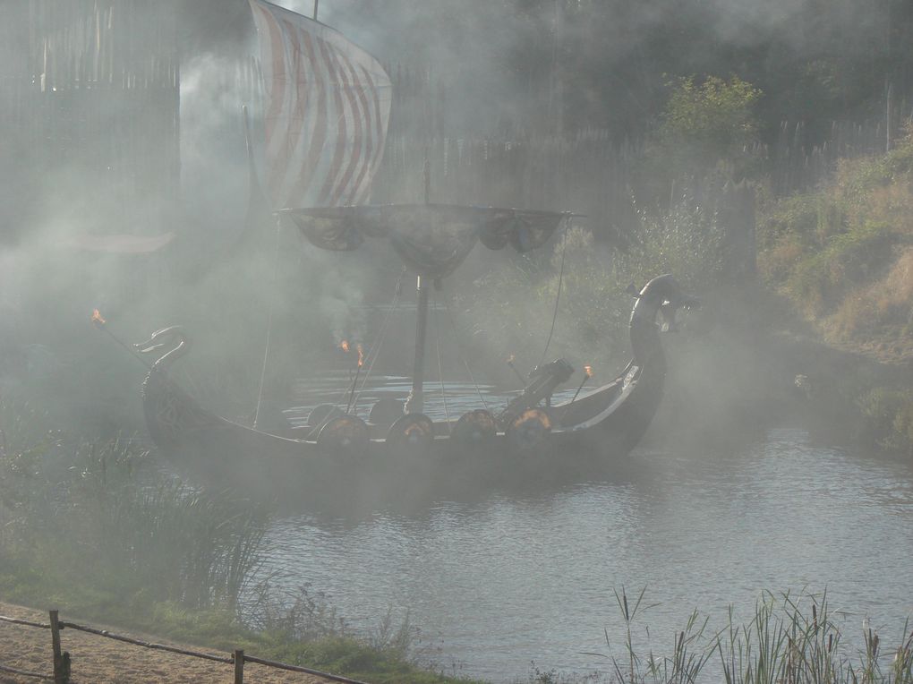 photos du puy du fou, le bal des oiseaux fantômes, mousquetaire du richelieu, vikings et le fort de lan mil, la cité médievale, la vallée fleurie...