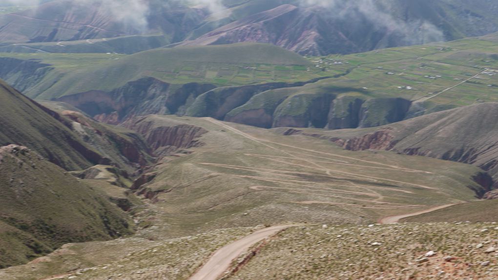 Avant de dépasser le Tropique du Capricorne, une rétropective des derniers paysages, villes, visages...  nord-argentins. La Bolivie nous attend mais rendez-vous est pris pour août prochain  ! Hasta pronto Argentina divina !