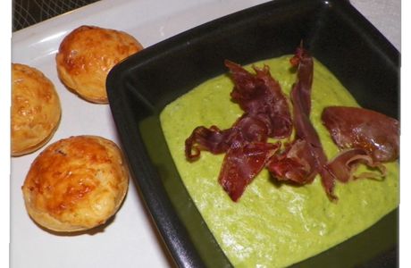 Velouté de petit pois et Muffins comté coppa