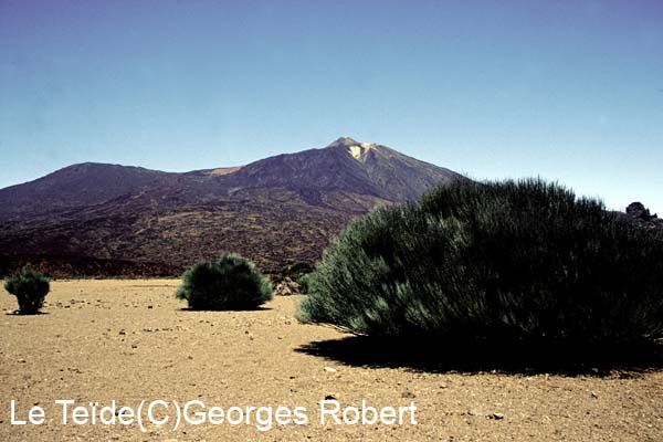 Le Teïde (3718m) sur l'ïle de Ténérife aux Canaries est le plus haut sommet d'Espagne. Son ascension offre un point de vue sur des paysages époustouflants.. A vos baskets !