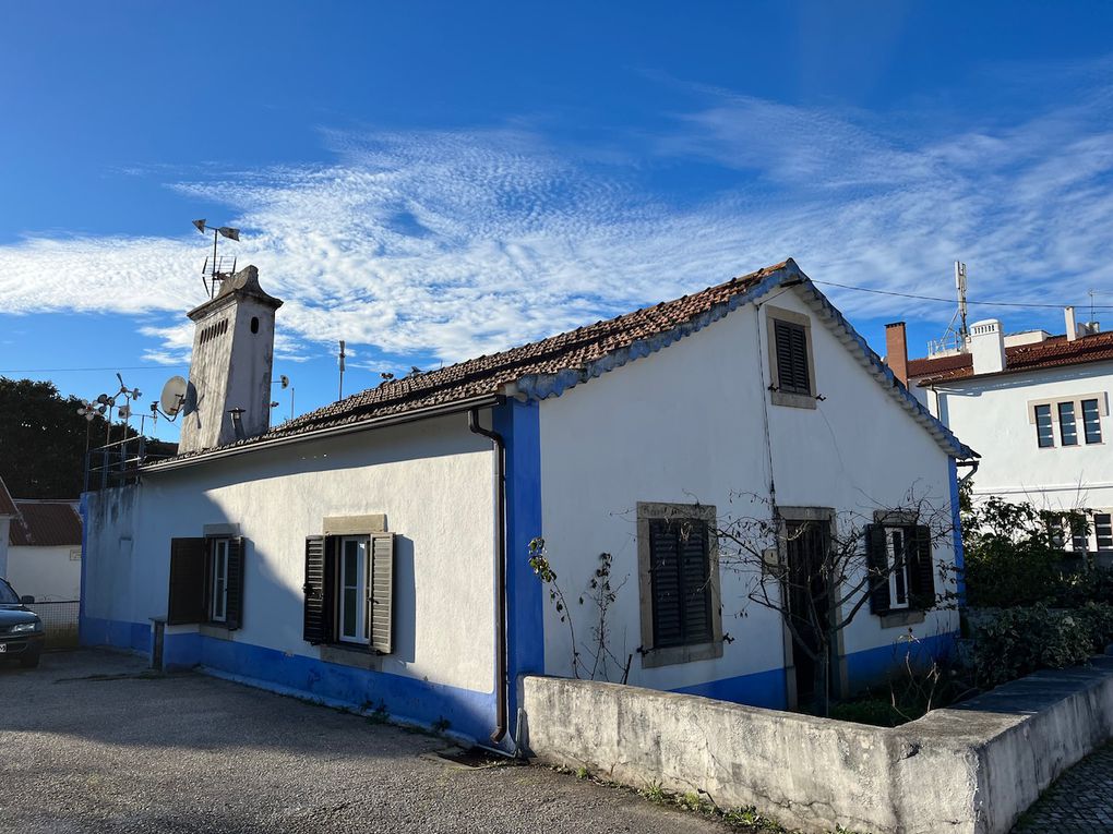 La dernière surprenante est à Alvaiazere, elle est en rénovation et je n’ai pas trouvé trace de son histoire. Celle qui possède une tour est un hôtel auberge mais il n’ouvre qu’en mars c’est la Quinta da Cortica pour in pèlerinage tout confort.