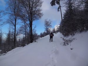 Le soleil se montre un peu, mais le ciel est de nouveau bouché lorsque nous arrivons sur les crêtes. Nous sommes seuls au monde dans l'immensité neigeuse.