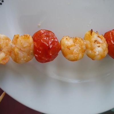 Brochettes crevettes tomates cerises