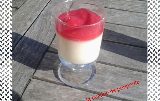 Pana cotta chocolat blanc éclat de coco et groseille