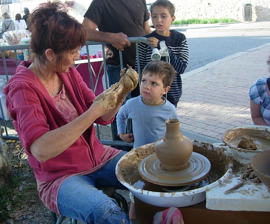 Les enfants,la rue...!!!
Quelques instants de bonheurs...
Et un grand Merçi à "CriCri" , le photographe et animateur ponctuel,pour sa précieuse aide et participation active auprés des enfants...Qui l'ont réclamer tout l'été...!!