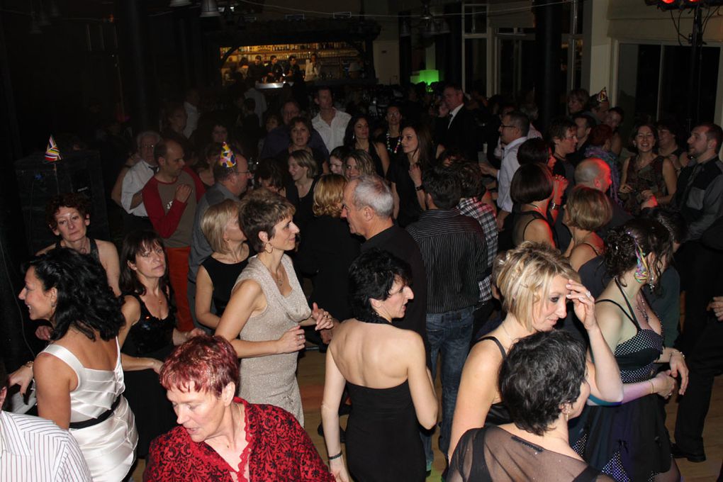 Réveillon animé par la troupe de Danse Project au restaurant Ô Plaisirs des Berges à Libourne