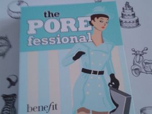 Le meilleur truc de la box! The pore professional de Benefit dont tout le monde parle partout mais qui est encore trop cher pour ma bourse (étudiante)... Le tube est minuscule, je pense qu'il viendra à bout de 2 utilisations donc je n'aurais même pas le temps de m'en faire un vrai avis :/