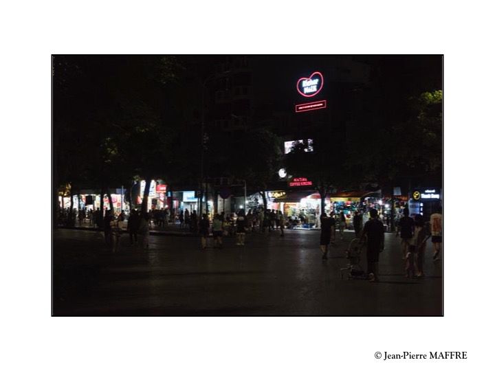 La nuit, dans la "rue des Occidentaux" de Hanoï, des mini concerts en plein air sont souvent organisés.