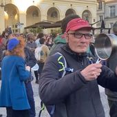 EN IMAGES - Retraites : manifestation au son des casseroles à Rennes pendant l'allocution présidentielle